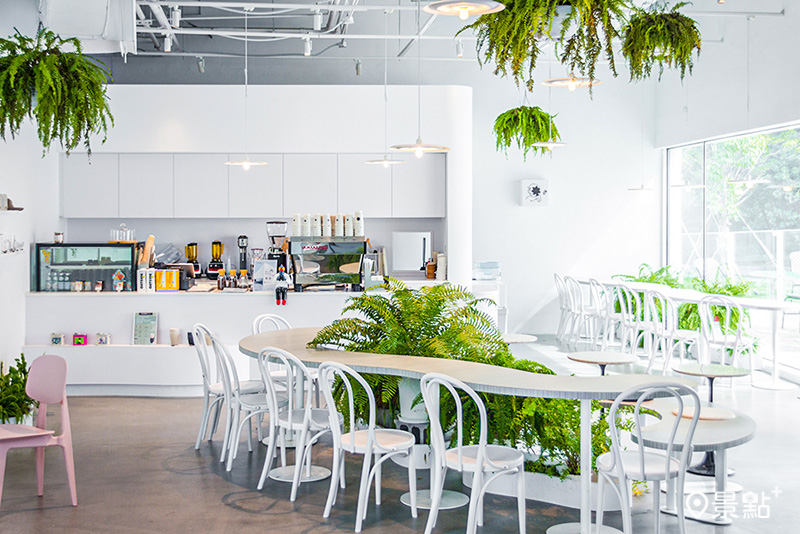 Akau Coffee猻物咖啡空間以無柱設計增加通透性，如置身大自然的輕鬆氛圍，連角落都是打卡亮點。