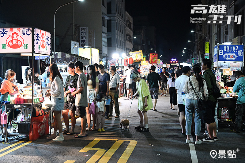 鹽埕埔（駁二）小夜市是週六限定，吸引許多遊客到此逛街打牙祭 。