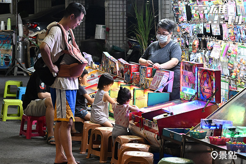 玩遊戲、採買宵夜點心，鹽埕埔（駁二）小夜市應有盡有。