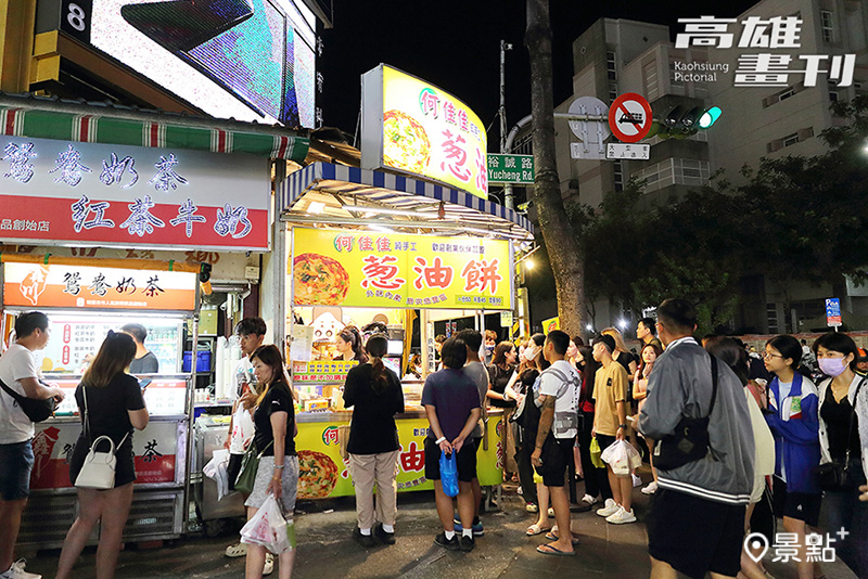 到巨蛋商圈逛夜市，吃飽喝足還能玩上套圈圈、打彈珠等小遊戲。