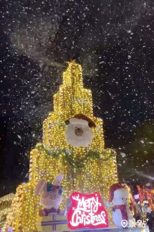 新北歡樂耶誕城魔幻蛋糕城飄雪耶誕樹。（圖／景點+ 張盈盈）