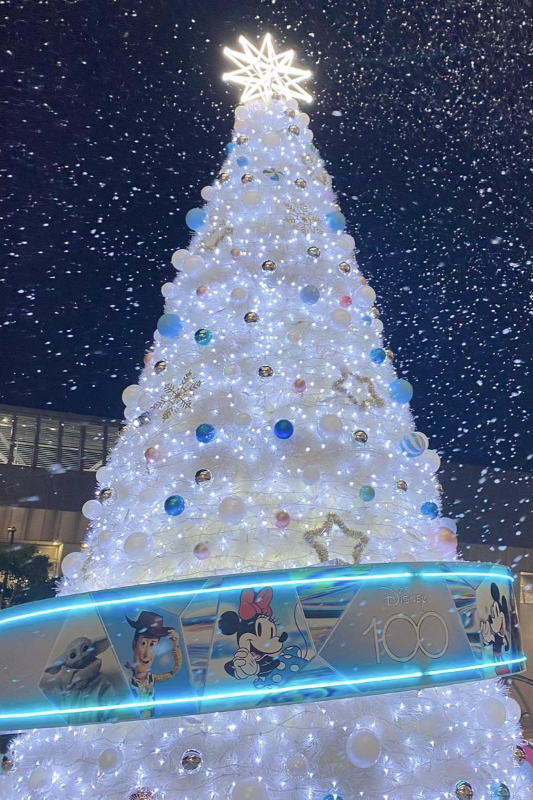 MITSUI OUTLET PARK台南迪士尼100主題飄雪聖誕樹。（圖／mitsuioutletpark_tainan）