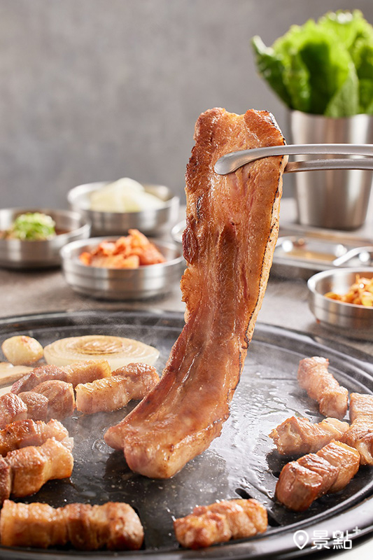 採用韓國進口鑄鐵壓肉板，將厚實的豬五花肉逼出多餘油脂，使肉質擁有金黃色外衣和酥脆口感。