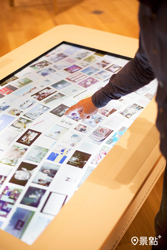 東京廣告博物館的「收藏之桌」以觸碰式螢幕呈現約2,000項廣告作品，還可以用關鍵詞來搜尋電視廣告。