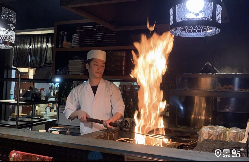 許多餐廳皆有廚師現場炙烤鰹魚的畫面可觀賞。
