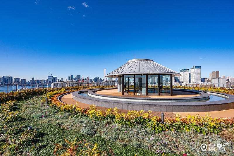   屋頂更設置觀景足湯，泡腳的同時可以將東京灣的風景飽覽無遺。