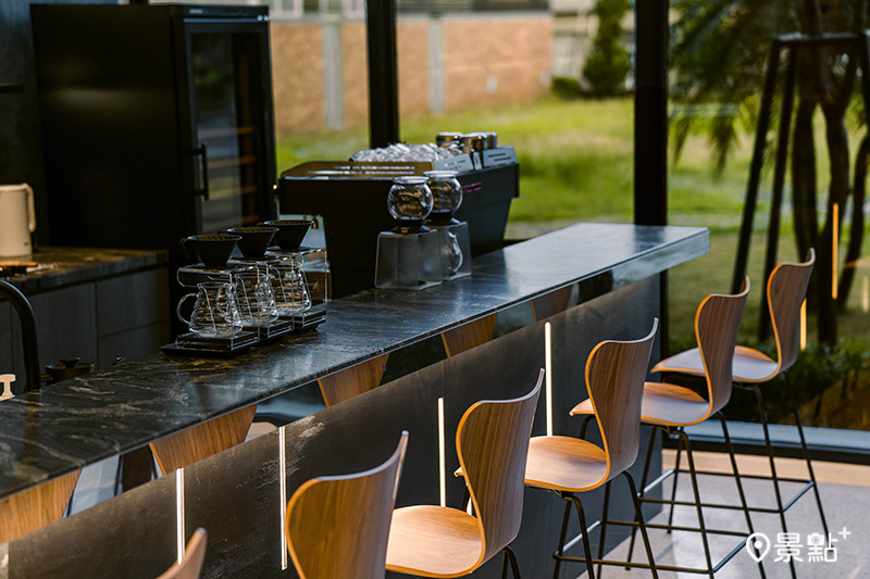 丹麥設計巨匠Arne Jacobsen設計的吧檯椅Series 7。