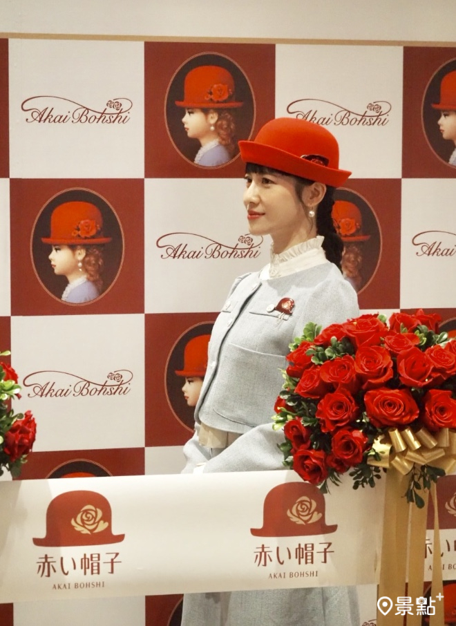 演員連俞涵側身的模樣與打扮宛如鐵盒上的紅帽子少女。