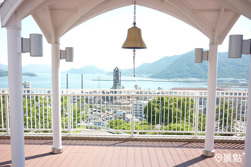 以瀨戶內海為背景能召喚幸福的鐘，是造訪道路休息站 三原神明之鄉的必拍景點。