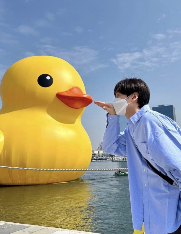 韓國藝人Super Junior 銀赫於高雄演出，正好造訪黃色小鴨！ / 銀赫IG