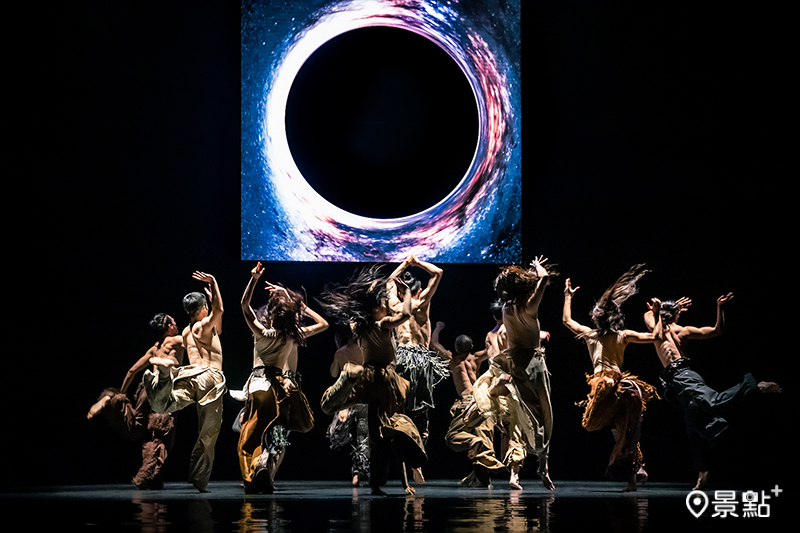 雲門舞集《毛月亮》透過巨型LED螢幕與舞者張狂肢體，搭配上Sigur Rós的極地空靈音樂，創造觀舞時視覺與聽覺的震撼感受。