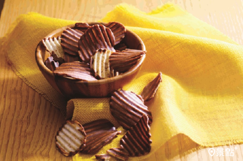 楓糖堅果巧克力洋芋片520元一盒，洋芋片的一側塗上帶有楓糖和杏仁醬的巧克力。