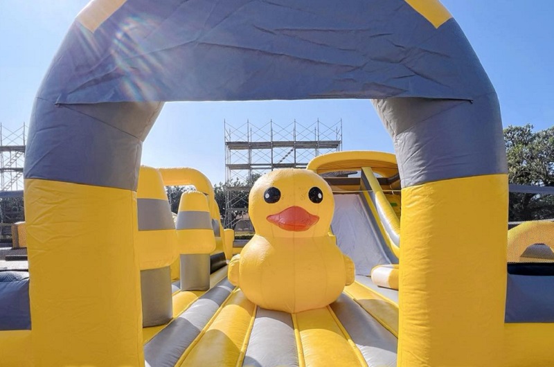 活動現場還有氣墊遊戲區，讓小朋友也能在黃色小鴨氣墊設施上遊玩。