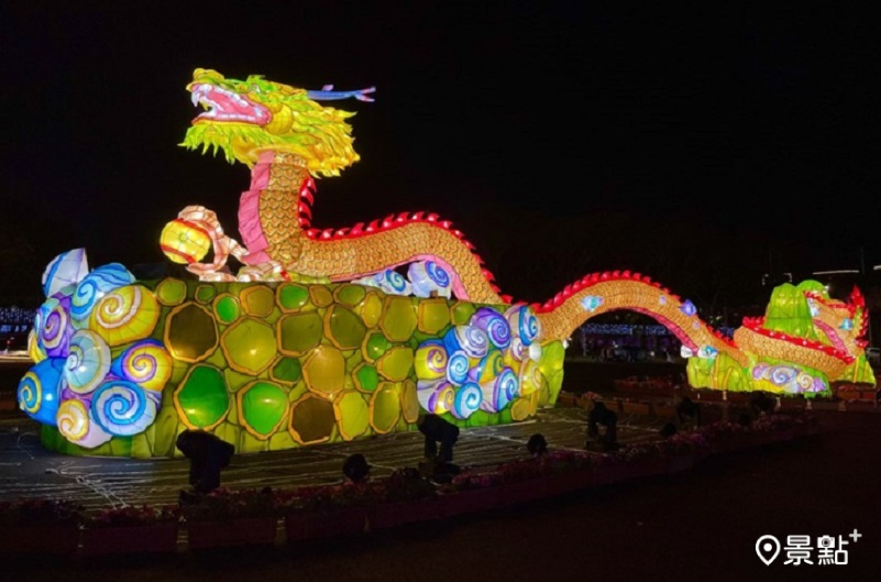 主燈區主燈龍來台灣旁的作品「山海合迎」有金龍與水龍環繞在主燈兩旁。(圖 / 2024台灣燈會)