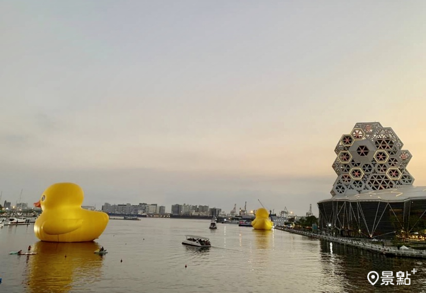 日落時分從高流音樂中心外圍白色高架步道望去的景色。