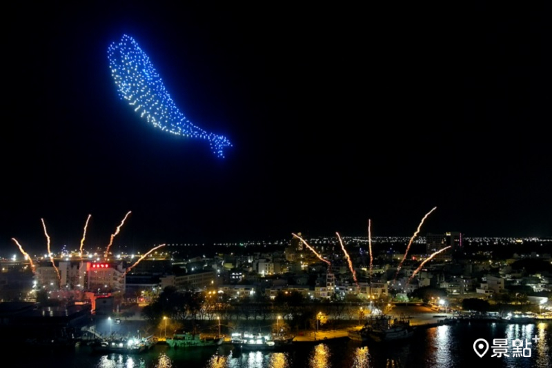 無人機排出大魚的祝福畫面，台灣燈會安平燈區精彩大秀進入最後場次。(圖／台南市政府，以下同）