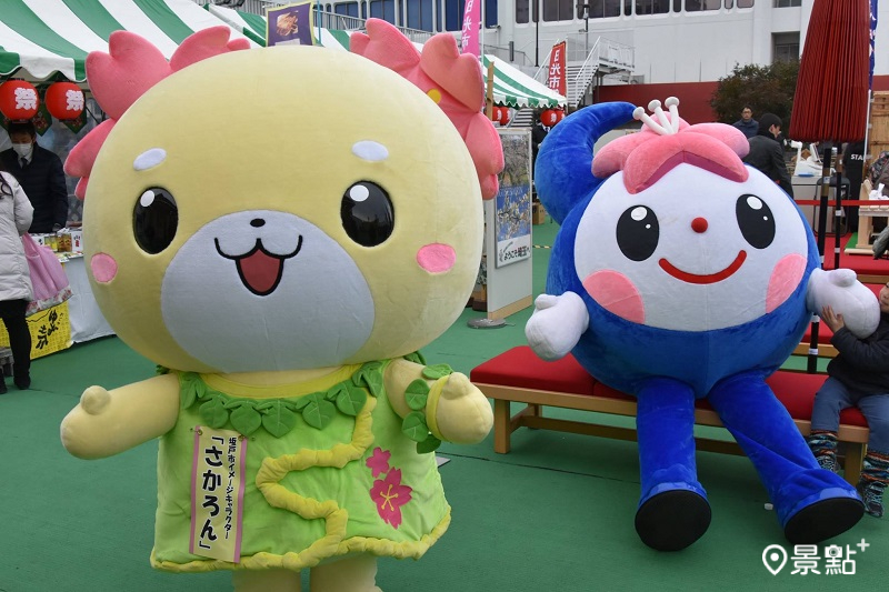 坂戸市可愛的吉祥物，頭上有櫻花造型裝飾。