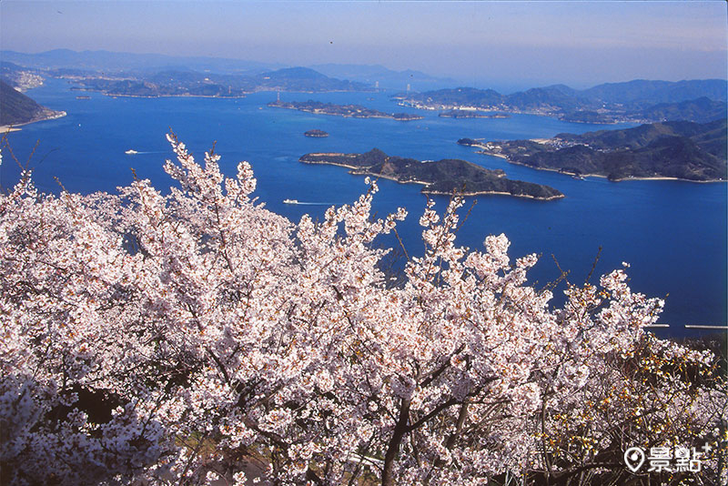 龍王山不只是賞櫻名勝，更是眺望瀨戶內海最好的展望台，放晴時還能看到四國地區的山巒。