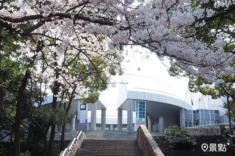 位於比治山公園內的廣島市現代美術館，順著地形所建造，完美融入公園景致之內。