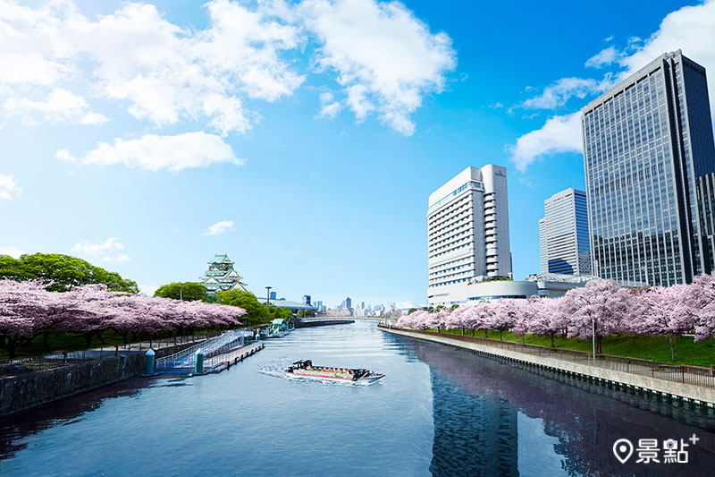 大阪城公園可欣賞粉嫩櫻花簇擁下的大阪城天守閣及幻燈點綴下的浪漫夜櫻。