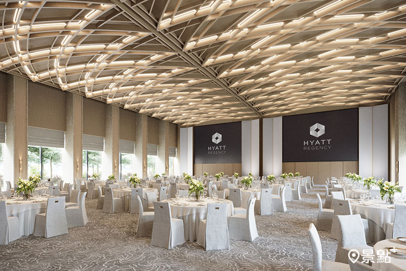 宴會廳挑高七米無柱設計，可容納35桌中式圓桌，可滿足各種會議、展演、宴會等各種需求。