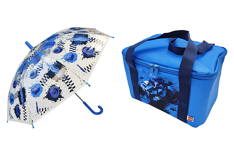 樂高兒童雨傘與藍色保冷袋。