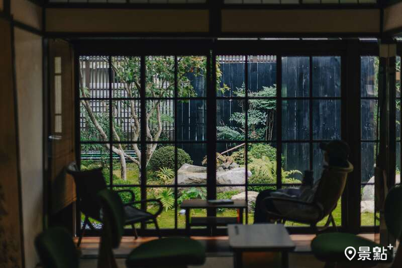 「裏花園」主題區展現台灣本地植物和日式景觀，並設有防空洞等歷史遺跡。