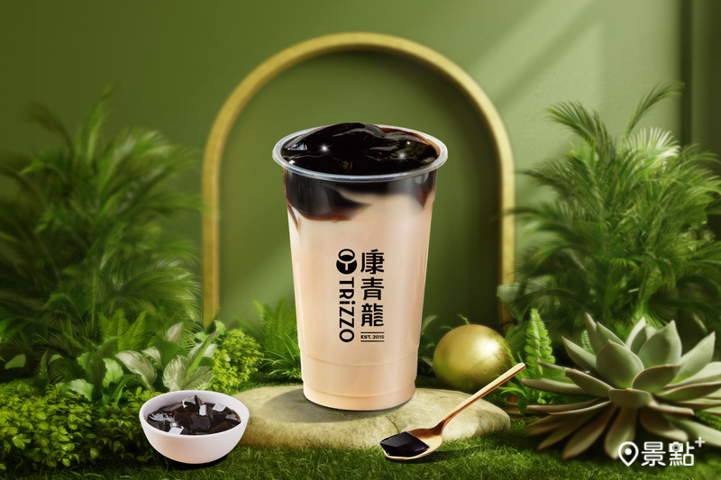 康青龍「仙凍黑奶茶」入口可享受到鐵觀音獨特的甘潤茶味與厚實奶香。