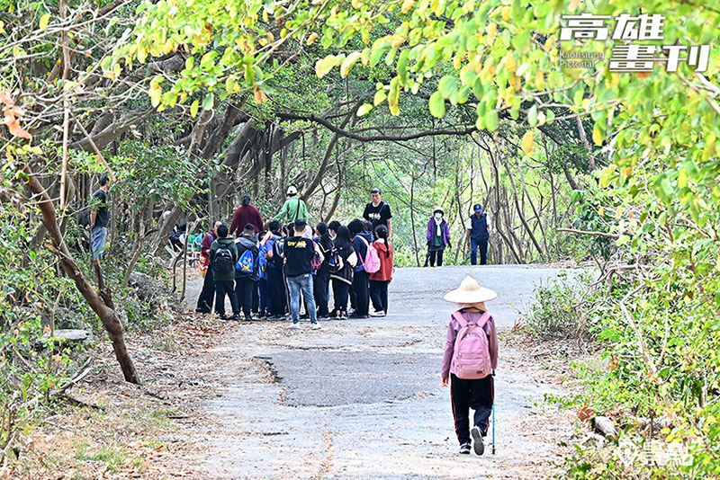 柴山自然生態豐富，偶會遇到生態老師帶著學生團體導覽，講解周遭景觀與生物。