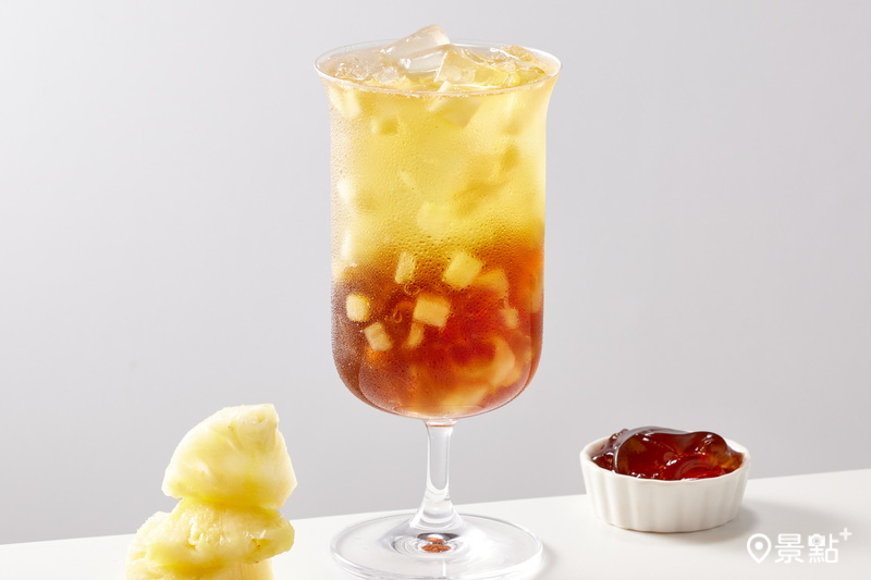 日曬果茶系列推薦口感酸甜豐富的「鳳梨蕎麥冰茶」。