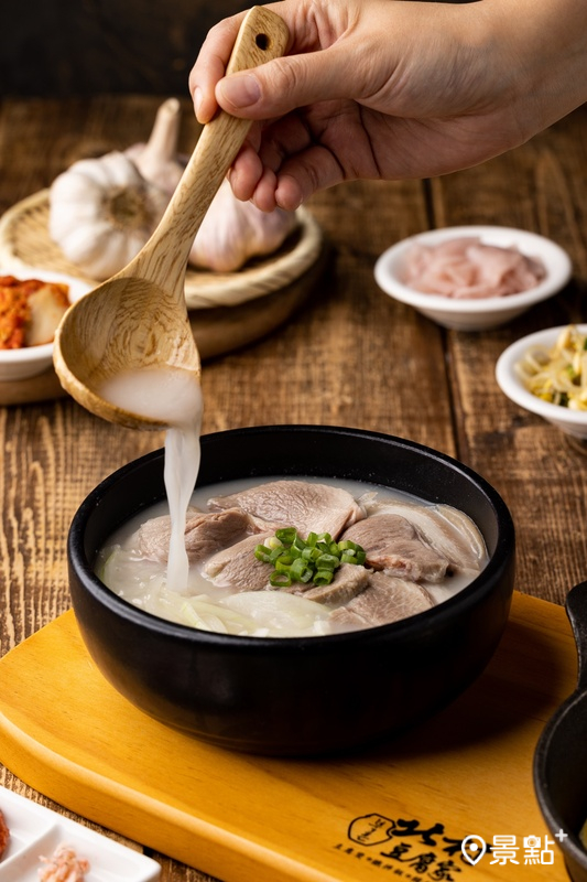韓式豬肉湯飯正宗吃法，將白飯舀進湯中攪拌後一口下肚。