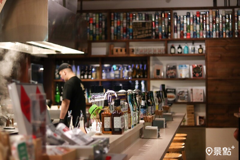 臺虎居餃屋提供經典HIGHBALL酒款，以及融入梅酒等日本酒製作的風味沙瓦。