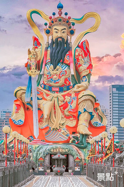 高雄龍虎塔有巨型玄天上帝神像。(圖 / tpo5088)