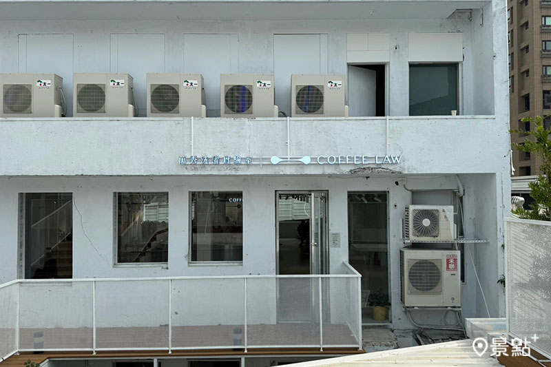 萬秀洗濯實驗室與COFFEE LAW合作空間的二樓入口。