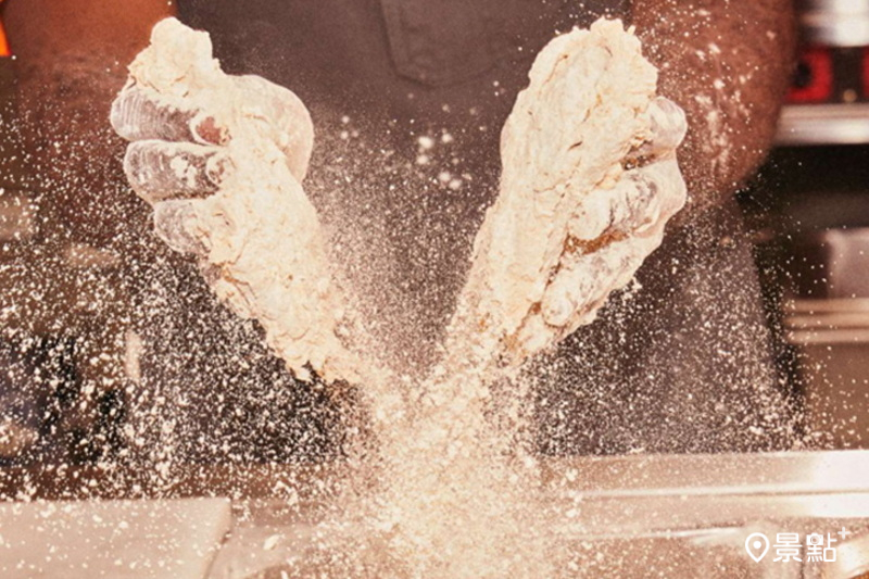 爽脆炸雞歷經純手工 20 次裹製粉漿工序。