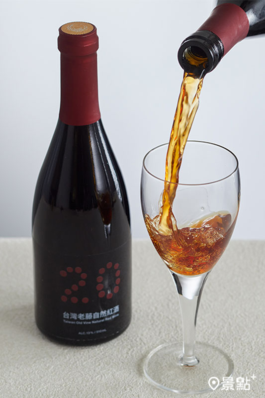 台灣老藤自然紅酒，售價899元。