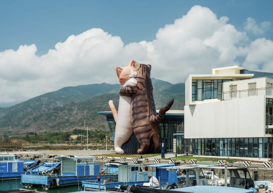 14米超高擁抱貓咪巨萌壯觀！極度日常Ultra Daily日本藝術家以貓狗帶來療癒作品