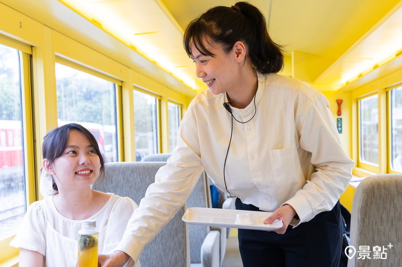 列車配有隨車的車服人員提供專屬服務。（圖／雄獅旅遊，以下同） 