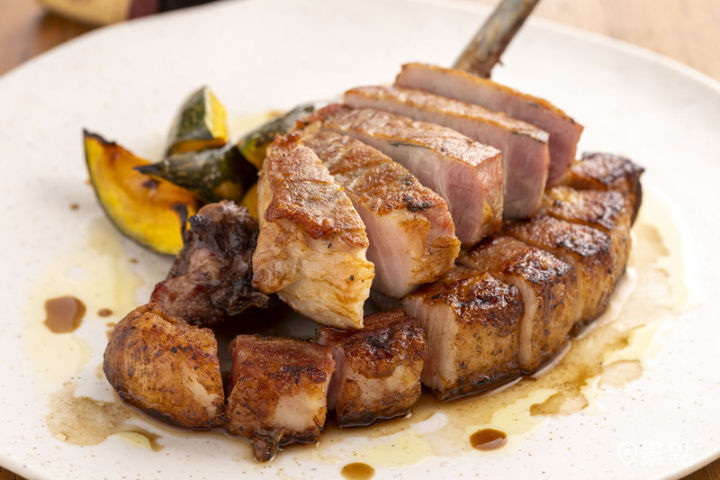 「跳進嘴裡」義式小牛肉卷為羅馬名菜，以義大利生火腿包覆住黑豚肉，再先煎後烤。