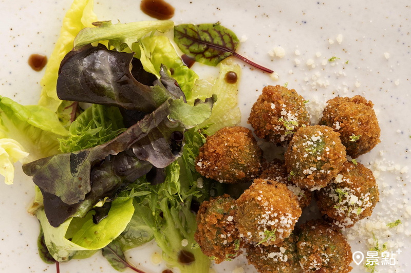 「炸橄欖」是義大利酒吧最受歡迎的佐酒小菜之一。