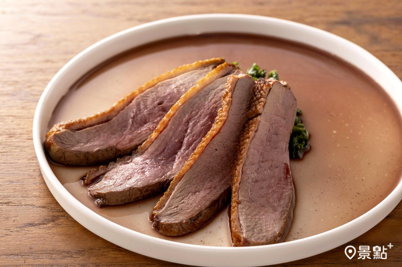 「烤玫瑰鴨」選用彰化芳苑玫瑰鴨，並以特殊切割法，保留肉質軟嫩多汁口感。