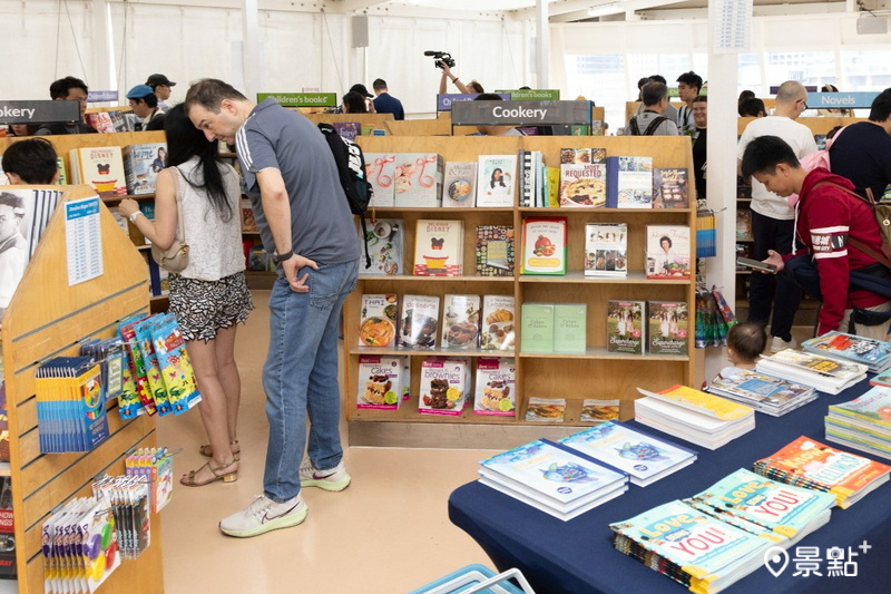船上流動書展提供超過2,000種不同類型的英文書籍。