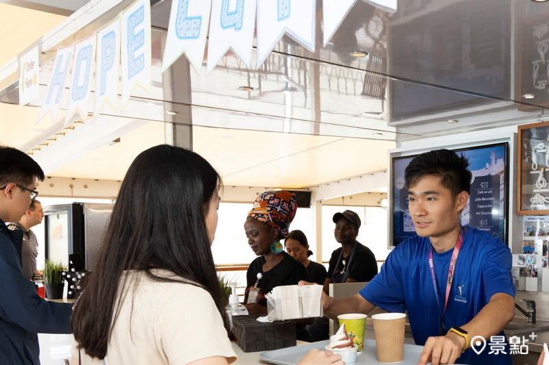 「希望咖啡店」由香港的義工船員提供服務。