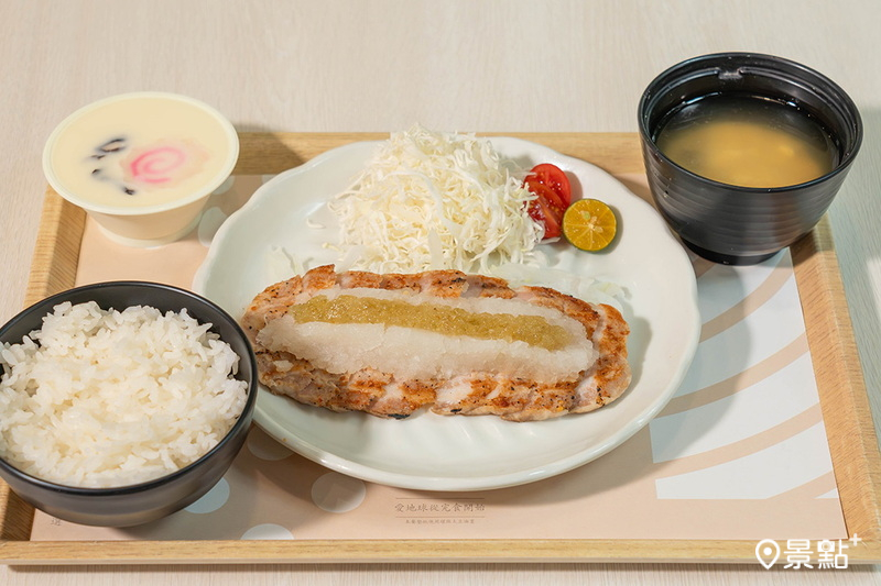 全新推出的「伊比利炭燒松阪豚」定食套餐，搭配清爽配菜十分開胃。