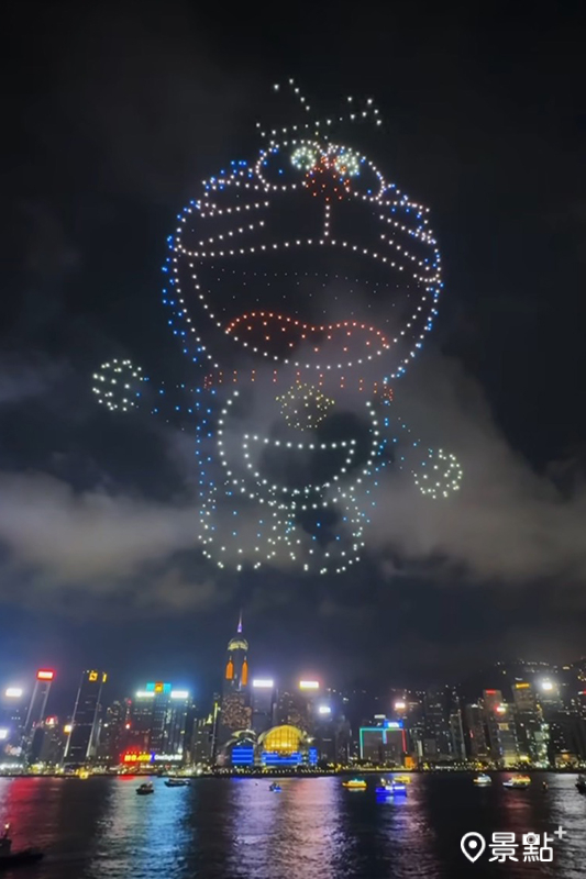 上千台無人機在高空拼成巨型哆啦A夢。