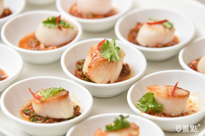 歐風館自助餐廳「泰國美食節」推出泰式香草涼拌干貝。