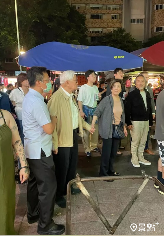 黃仁勳等人逛寧夏夜市。（圖／台北寧夏夜市觀光協會）