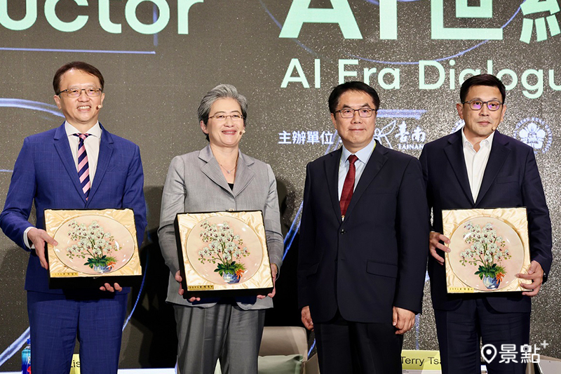 蘇姿丰與陳俊聖聚首台南展開世紀對談，市長黃偉哲送最夯家鄉味伴手禮、蝴蝶蘭。（圖／台南市政府，以下同）