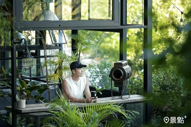 森林系玻璃咖啡廳野人花園，吸引人前往拍照打卡。（圖／chihchun628）