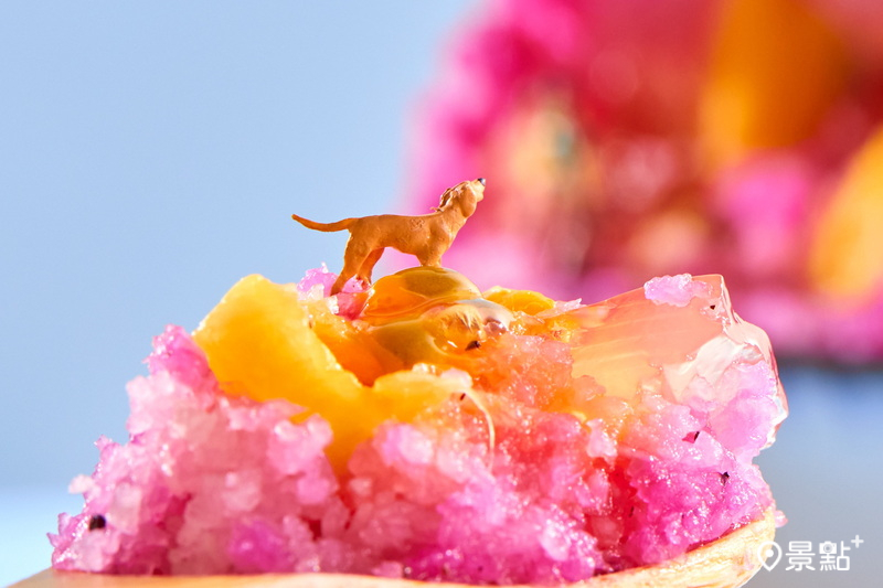 《合歡山．雲海》內含酸甜鳳梨塊與百香果，搭配椰果與果凍口感更加豐富。